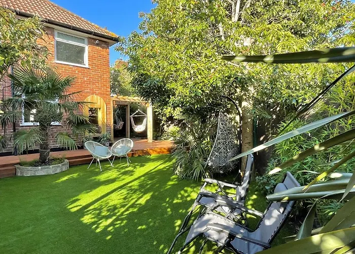 Luxury Oriental Home With Exotic Garden & Free Parking