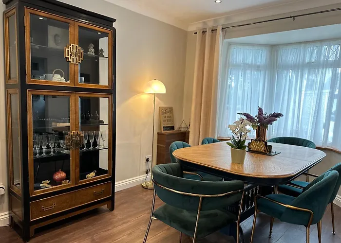 Luxury Oriental Home With Exotic Garden & Free Parking