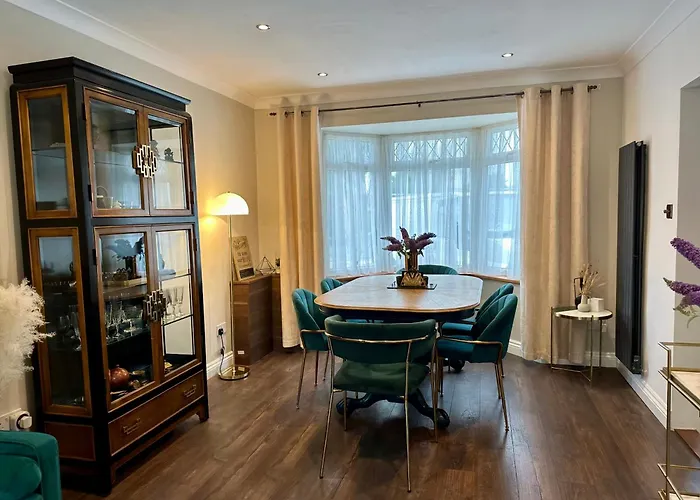 Luxury Oriental Home With Exotic Garden & Free Parking