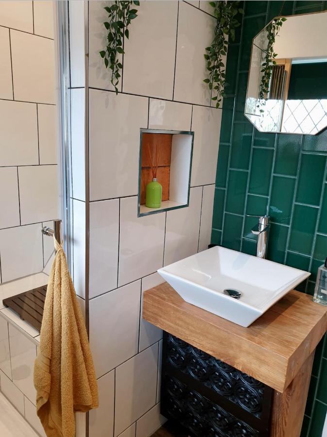 Luxury Oriental With Exotic Garden & Free Parking West Derby