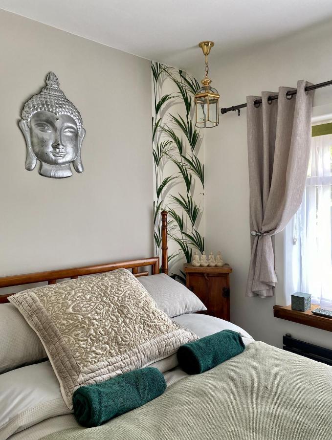 Luxury Oriental With Exotic Garden & Free Parking Holiday home