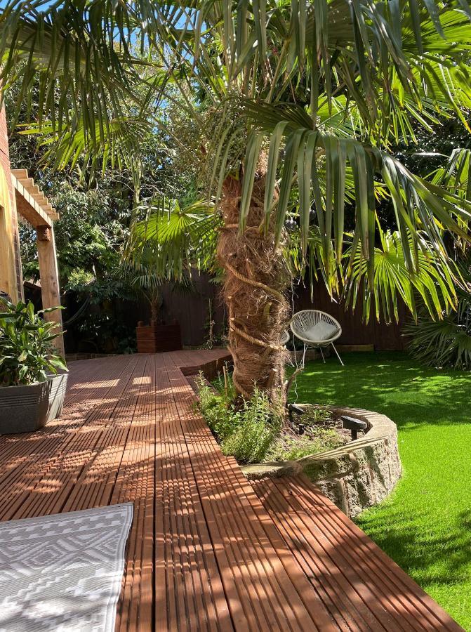Luxury Oriental With Exotic Garden & Free Parking Holiday home
