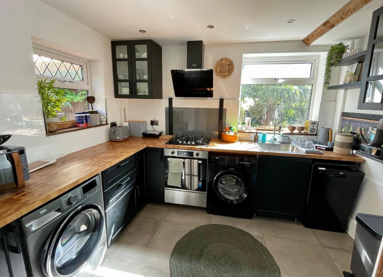 Luxury Oriental With Exotic Garden & Free Parking West Derby