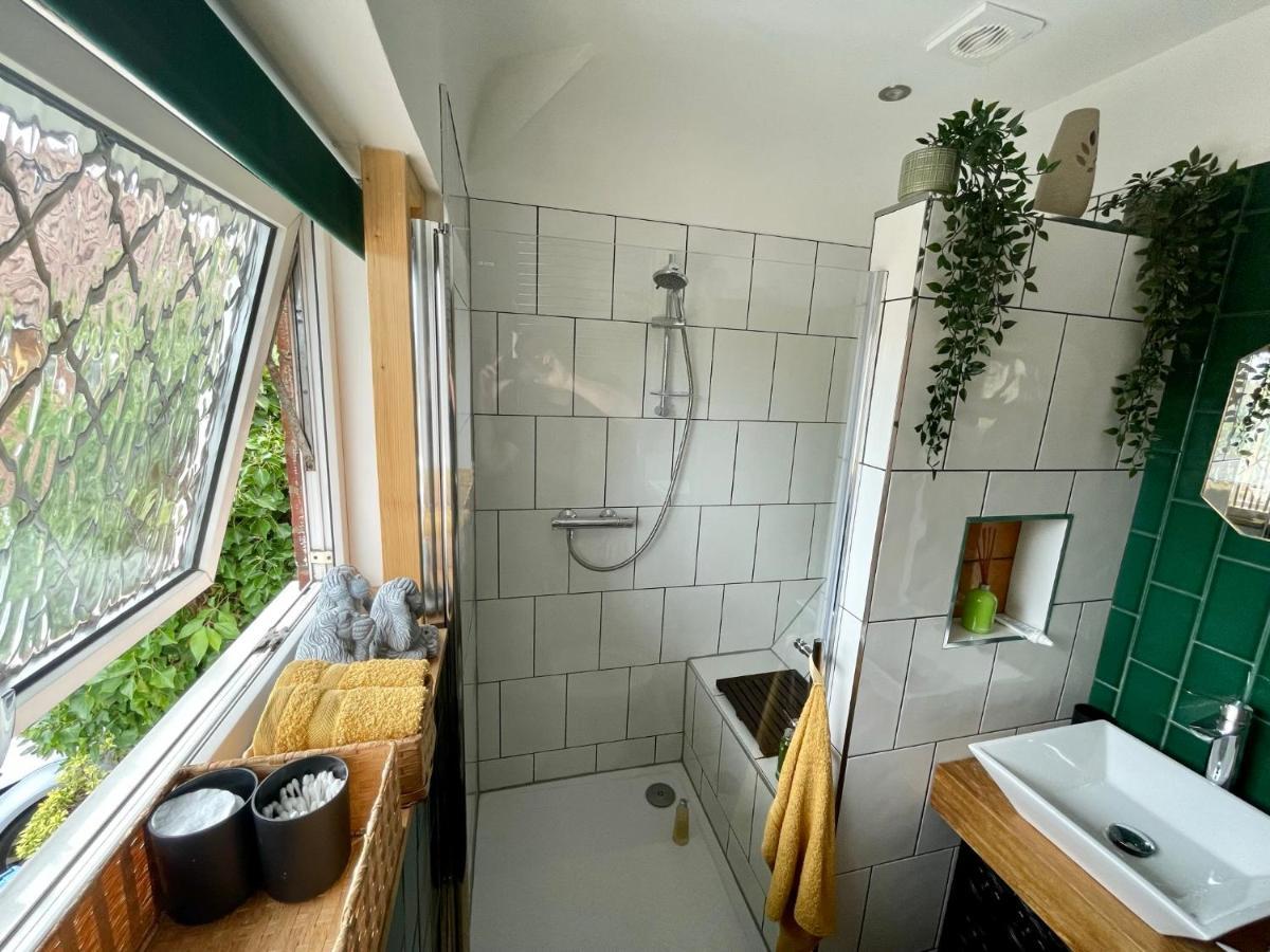 Luxury Oriental With Exotic Garden & Free Parking Holiday home *