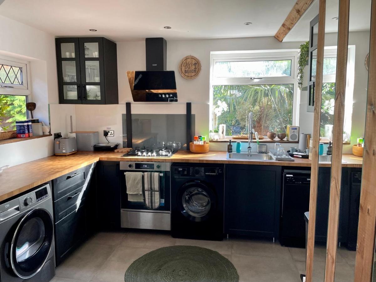 Luxury Oriental With Exotic Garden & Free Parking Holiday home