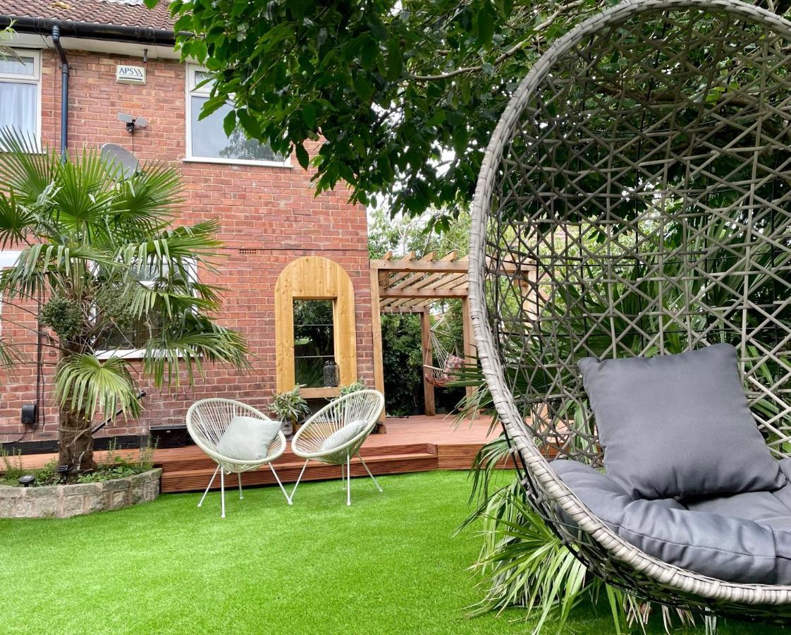 Luxury Oriental With Exotic Garden & Free Parking West Derby
