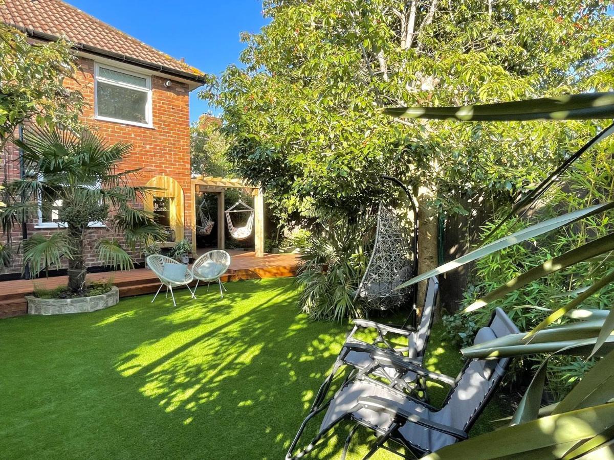 Luxury Oriental With Exotic Garden & Free Parking Holiday home