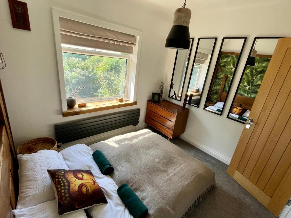 Luxury Oriental With Exotic Garden & Free Parking Holiday home
